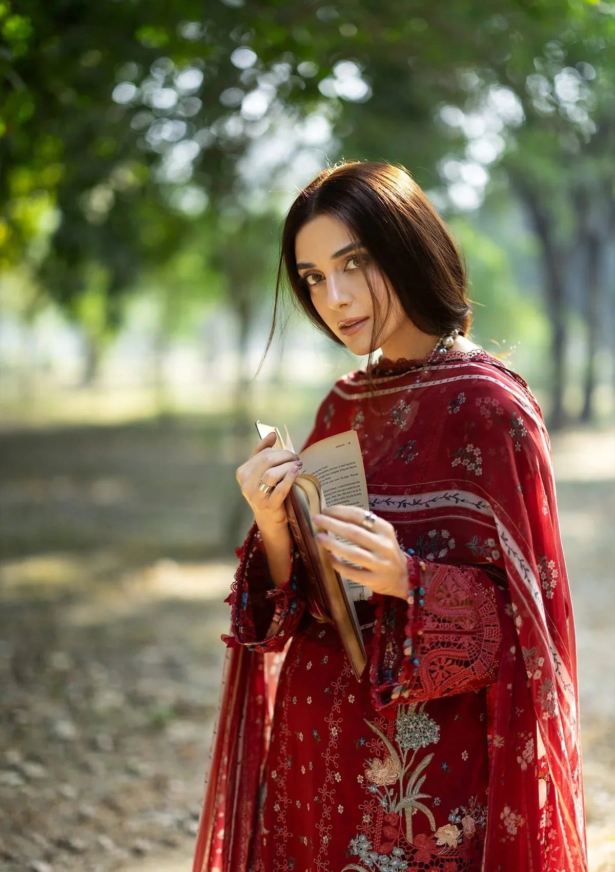 Elaf Premium Print Chikankari Lawn Unstitched 3PC Suit – ERC-1B Marjaan