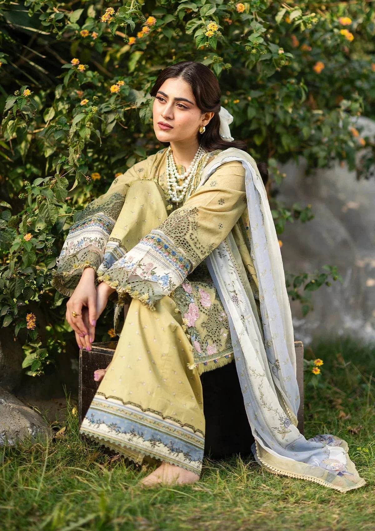 Elaf Premium Print Chikankari Lawn Unstitched 3PC Suit – ERC-8B Menah